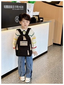 Détail du sac à dos enfant noir léger avec étiquette Fashion et bretelles rembourrées
