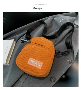 Détail du mini sac bandoulière en velours côtelé orange avec logo Fashion sur veste