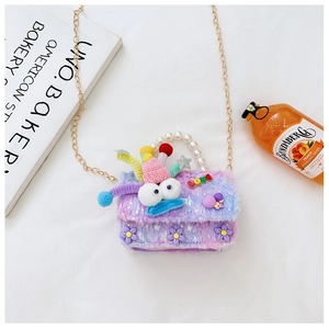 Détail d'un sac en peluche pour fille avec poignée en perle et décor de clown rigolo