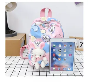 Dettaglio dello zaino a coniglio sfumato rosa e blu con scala dimensionale accanto al tablet