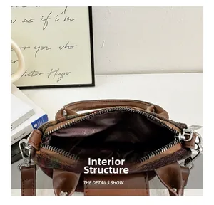Dettaglio dell'interno della borsa in tweed con chiusura a zip in metallo sicuro