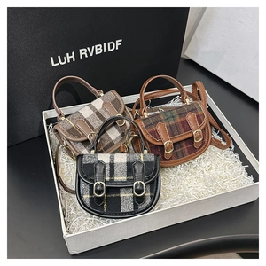 Détails de trois mini-sacs à main rétro à carreaux avec garniture en cuir et boucles