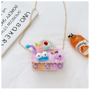 Détail du sac en peluche pour filles avec yeux 3D, poignée en perles et lettres arc-en-ciel
