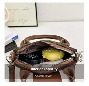 Dettaglio dell'interno della mini borsa in tweed con zip e spazio per piccoli oggetti