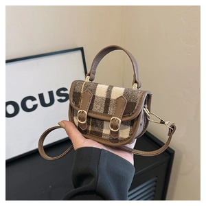 Détail du mini sac à main à carreaux avec finitions en cuir et boucles dorées