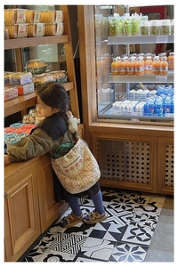 Sac fourre-tout matelassé pour enfants avec broderie florale dans une boulangerie