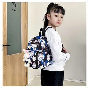 Dettaglio dello zaino bimbi blu scuro con stampa coniglietto e ciondolo peluche