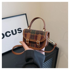 Détail du mini sac à main à carreaux avec garniture en cuir brun et boucles dorées