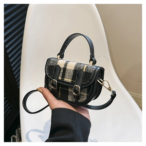 Détail du mini sac à main écossais en tweed jaune et noir avec des lanières en cuir