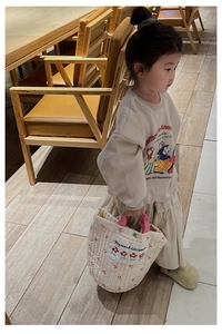 Détail du sac matelassé à fleurs pour filles avec ensemble sweat et jupe beige