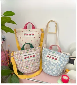 Détail de sacs matelassés pour enfants aux motifs floraux avec bandoulière réglable