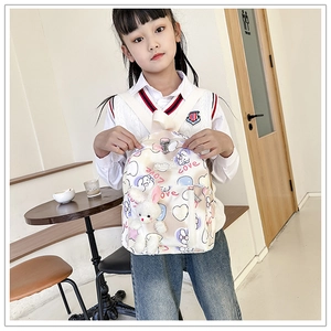 Dettaglio dello zaino a coniglio per bambini con motivi a cuore e ciondolo in peluche