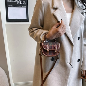 Mini sac à bandoulière rétro à carreaux rouge et marron avec sangle en cuir