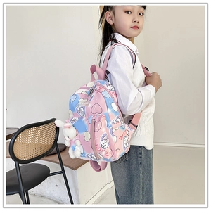 Dettaglio dello zaino per bambini sfumato rosa e blu con motivi di coniglietti e cuori