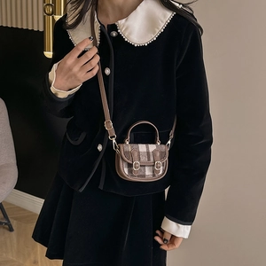 Mini sac à bandoulière à carreaux marron avec garniture en cuir porté par un modèle