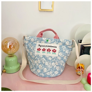 Détail du sac matelassé à fleurs avec anses roses et broderie de marque Bigstar