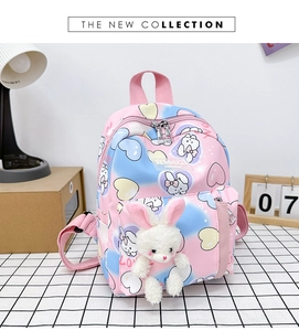 Dettaglio del peluche con coniglio su uno zaino per bambini rosa e blu sfumato