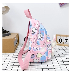 Dettaglio dello zaino bimbi sfumato rosa con stampe di conigli e peluche