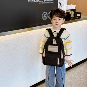 Sac à dos enfant en toile noire minimaliste avec écusson mode et bretelles durables