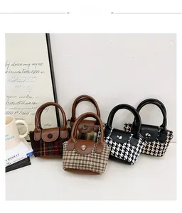 Dettaglio mini borse in tweed a pied-de-poule e quadri con manici in finta pelle marrone