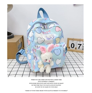 Dettaglio dello zaino in tela con cuori, coniglietto di peluche 3D e motivi LOVE