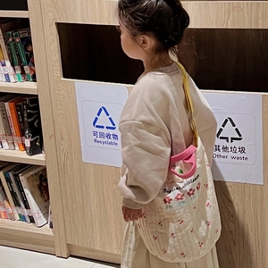 Sac à main matelassé pour enfant avec broderie cerise et fleurs, style chic décontracté