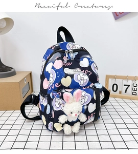Dettaglio dello zaino blu scuro per bambini con coniglietto di peluche e ricami