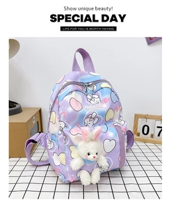 Dettaglio dello zaino sfumato viola carino con coniglio di peluche e motivi a cuore