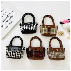 Dettaglio dei borsellini per bambini in tweed a quadri con vari colori in stile retrò
