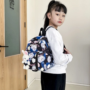 Zaino per bambini carino con stampa di cuigli e cuori, incluso ciondolo in peluche