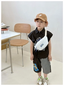 Detail of white canvas kids chest bag with blue zipper cord and Pila letter print