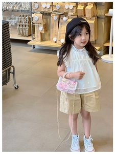 Pink pearl-embellished chain handbag as part of a stylish toddler girl summer outfit