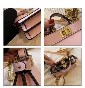 Mini borsa a tracolla rosa con chiusure dorate e scomparti interni a più strati da donna