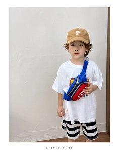Dettaglio del borsello a tracolla per bambini in patchwork rosso e blu con lettere