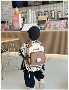 Detail der Panda-Stickerei und des Plüschballs auf dem Kinder-Canvas-Rucksack