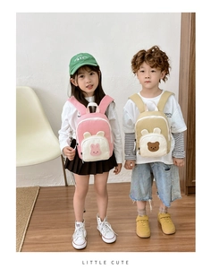 Détail des sacs à dos lapin rose et ours beige pour enfants avec oreilles d'animaux 3D