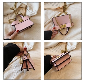 Mini borsa rosa con tracolla a catena dorata e interno a fisarmonica a tre strati