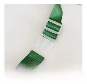 Dettaglio di cinturino in nylon verde con fibbia in plastica satinata e cuciture fini