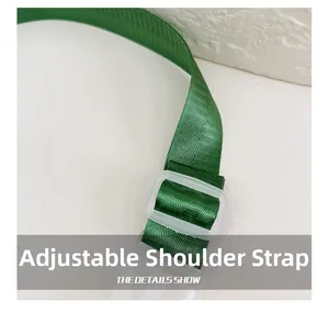 Dettaglio della tracolla regolabile in nylon verde con fibbia in plastica traslucida