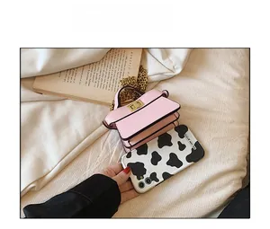 Mini borsa a tracolla rosa in confronto dimensionale con uno smartphone per le misure