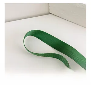 Dettaglio del cinturino in nylon verde scuro con trama tessuta ad alta densità