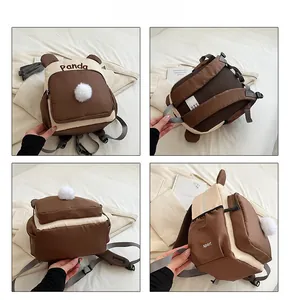 Detailansichten des Panda-Leinwandrucksacks mit Trägern und Reißverschlusstaschen