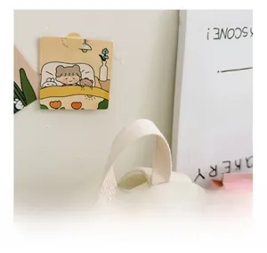 Gros plan de la poignée tissée renforcée sur un mini sac à dos en toile pour enfants