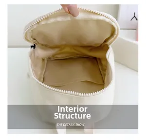 Détail de la poche intérieure et de la doublure en toile du petit sac à dos enfant