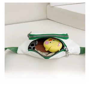 Capacità interna del marsupio bianco per bambini con cinturini verdi e doppia cerniera