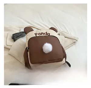 Detailansicht des Panda-Kinderrucksacks mit 3D-Ohren und Plüschball auf weichem Stoff