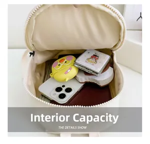 Capacité interne d'un mini sac à dos mignon montrant le rangement des essentiels