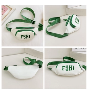 Vista dettagliata della borsa a tracolla per bambini bianca e verde con logo FSHI