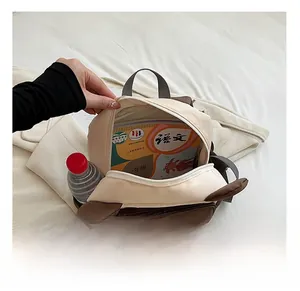 Detailansicht des geräumigen Innenfachs des zweifarbigen Kinder-Rucksacks