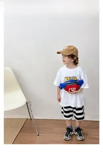Dettaglio del borsello da petto per bambini con patchwork rosso, blu, bianco e scritte